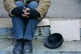 青年男子流落广西街头，后被救助8年，救助站：他头发都发臭了图片