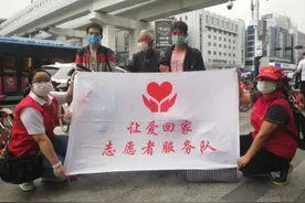 老汉因赌博欠债弃家流浪三十年，妻子儿女接他回家团聚图片