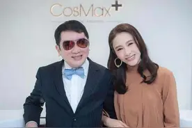 48岁黎姿携弟弟亮相，穿卡其色连衣裙配长卷发，气质出众太迷人图片