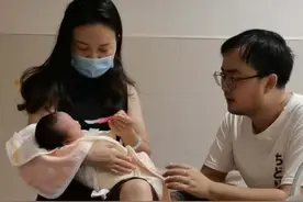 “最年轻岳母”火了，女儿表示压力很大，网友：和女婿像是夫妻俩图片