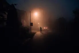 昔日留美女博士，今宅家16年啃老80岁母亲，命运到底开了什么玩笑图片