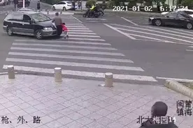 莆田：爷爷强行闯红灯过马路，4岁孙女2次阻拦无果，悲剧发生图片