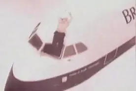 空中浩劫 英航5390挡风玻璃破裂事件图片