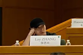 娱乐圈内卷第一人！张艺兴在哈佛课堂被偶遇，学费高达55万元图片