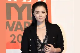 “蒋欣”豁出去了！穿V领裙配黑西装，有些发福，还好气场撑得住图片