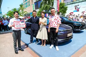 央视Boys联手春妮直播带货 666台BEIJING-EU7秒杀一空图片