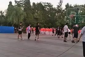辽宁几位家长为了能让孩子打篮球，摇绳“驱赶”广场舞大妈图片