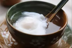 煮荷包蛋，等水开下锅是大错！牢记5个技巧，完整又圆润，不散花图片