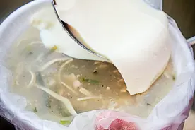 安徽大姐赶集卖小吃，2元一碗，1h卖光200碗，赚200元直言很知足图片