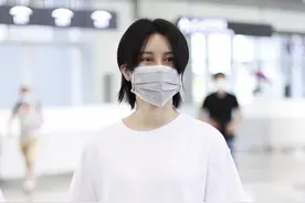 尚雯婕现身长沙机场。发型中分穿慵懒随性，文艺范十足图片
