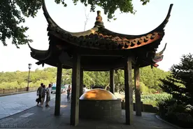 杭州小景：苏小小墓与慕才亭，即便是一处伪迹，也与山水相和图片
