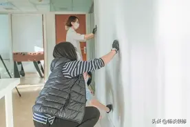 旧房想翻新墙面部分，乳胶漆和贴墙布哪个用在墙面更好？图片