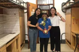 杭州一大学宿管阿姨走进一个女生宿舍，一阵激动！差点哭了图片
