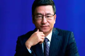 白岩松：断过三次腿，曾患抑郁险自杀，52岁被赴英儿子“坑”图片