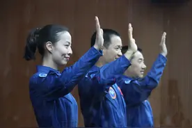 中国空间站首位女航天员，自曝“美艳”真相，太空自带“美颜”图片