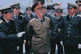 1982年，时年66岁的刘华清担任海军司令员，视察后下定决心要整顿图片