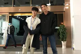 任嘉伦简直是小可爱，来看我们国超那些翘脚脚的瞬间图片