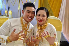 越南女孩结婚姐姐送75万现金49件黄金首饰，用40分钟才全都戴身上图片