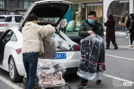 中国最大的服装批发零售市场恢复营业 从业者开豪车来进货图片