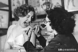 老照片：美女纹身现场，图三女孩在背上纹的图案太搞笑了图片