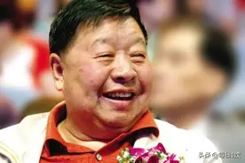 相声《四字歌》马季携赵炎爆笑来袭，妙趣横生，引得全场沸腾图片