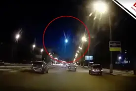 俄罗斯多地目睹不明物体从天而降 散发蓝白光芒照亮天际图片