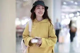 郭碧婷终于不走“贵妇风”，穿大码卫衣配阔腿裤，像邻家小姑娘图片