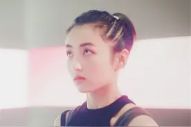 张子枫高考后练拳击，看到她的近照，网友直呼这马甲线慕了慕了图片