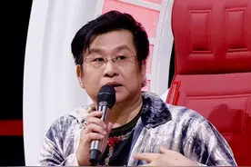 郑智化拄拐参加聚会，59岁笑容满脸精神好，娶美女后生娃家庭幸福图片