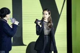 蔡依林可真奔放，穿西装一颗扣子不系，直接露出透视内衣真敢穿图片