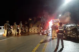 突发！韩国私家车追尾美军装甲车，私家车上人全部死亡图片