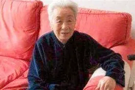老太带金钗去鉴宝，钗上刻有5个小字，专家问到：你是格格？图片