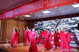 武威脑病康复医院护士表演舞蹈《梨花开》图片