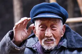 九旬老人每天外出捡废品，不愿暴露自己的身份感觉抬不起头图片