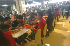 实拍：富士康工厂的食堂，大厨做菜，每天吃掉100万个鸡蛋图片