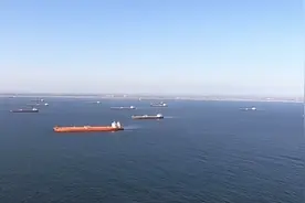 场面壮观！航拍2000万桶原油在美国加州海上漂荡视频封面