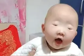“小眼睛宝宝”走红，神似李荣浩，网友：小小的眼睛大大的疑惑图片