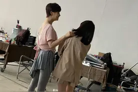 蒋欣瘦身成功！穿瑜伽服秀蝴蝶骨，大长腿又细又直，近照气质太绝图片