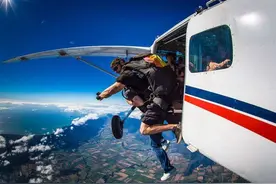 若飞机失事，人从10000米高空无保护坠落到海里，能生还吗？图片