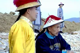乾隆故意刁难刘墉，让他在纸上写一万个字，这下和珅栽了个大跟头图片