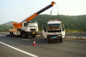 高速救援，遇到天价拖车费怎么办？交警：他们都怕你打这个电话图片