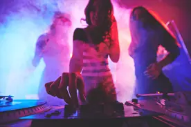 当女生在外面遇到性骚扰时，大部分人都选择这样做图片