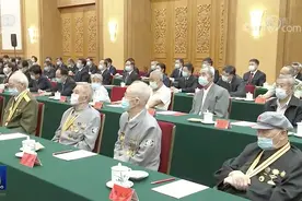 重磅座谈会现场，身穿军装的几位老兵都是谁？图片
