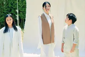 李英爱携龙凤胎拍大片，女儿似妈妈翻版，儿子发福后超像富豪爸爸图片