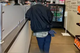 在超市时远看一猫爬在男子头上，走近一看，还真是图片