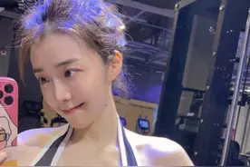 余霜晒出汗流浃背‘健身照’获好评，网友：皮克桃也去健身吧图片