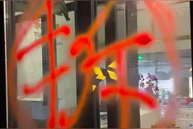 黄明昊母亲陷入“老赖”漩涡，乐华娱乐公司门口被喷红漆，曾差点嫁入A股图片