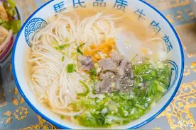 外来户还这么霸道？襄阳长征路上的清真烧烤，独占了三家门面图片