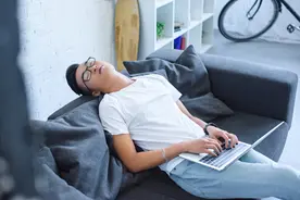 19岁学霸查出艾滋，曾与同性男友共度良宵：很后悔同意他不用套图片