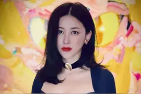 最精致孕妈！朱珠孕期化烈焰红唇穿紧身裙，肚大如箩曲线仍优越图片
